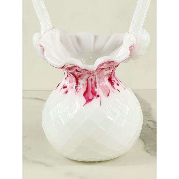 Vase Ruffled Rime w/ Face on Handle 11" Art Milk Glass Basket 80's White Pink - Picture 3 of 16